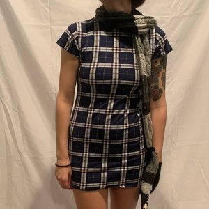 Grey and black scarf with pockets